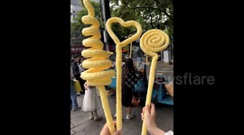 China's latest street food trend has gone viral - popcorn in the shape of balloons