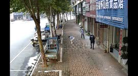 Raining of Cash in Jiangxi: Pedestrians Rush to Collect Hundreds of Bills That Fell from the Sky