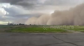 Dust storm avalanche engulfs buildings in California