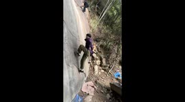 Chinese man scales steep hill using only his feet