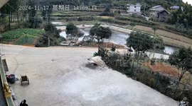 76岁老人跳入两米多深池塘  勇敢救出落水男孩