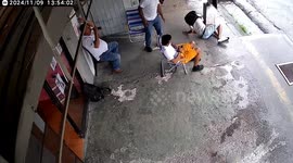 Two people fall on slippery street in Panamá