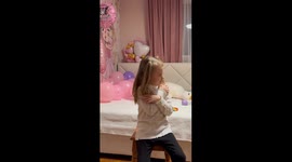 Мать вырывала зуб ребенку  с помощью нитки и двери. Ребенок счастлив