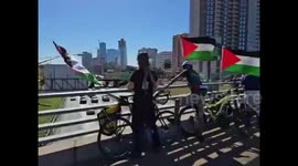 US: A group of bikers took over a bridge in Austin and waved Palestine flag