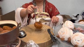 Playful shop 'cooks' toy that mimics street food