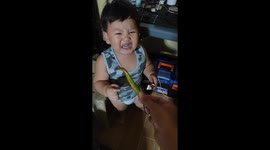Baby terrified by chili pepper he thinks is a snake