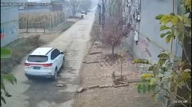 Tractor falls into ditch after hitting pothole in Guangdong, China