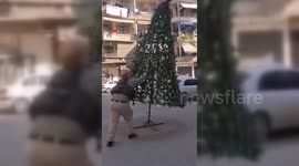 Syria: Al-Nusra Fighters Destroy Christmas Tree in Aleppo