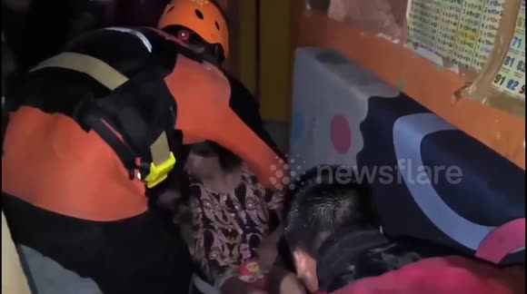 Dramatic evacuation of flash flood victims in Indonesia
