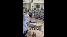 Chinese teacher demonstrates static electricity