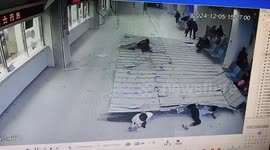 广东潮州一医院天花板掉落  砸中多名就医人员