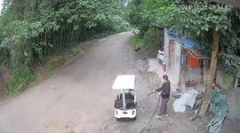 Vehicle rolls away while being washed in Sichuan Province, China