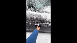 Man demonstrates convenience of magnetic stickers during winter in Jilin, China