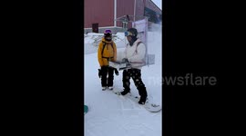 Man Sells Sizzling Skewers While Skiing on Xinjiang’s Snowy Slopes