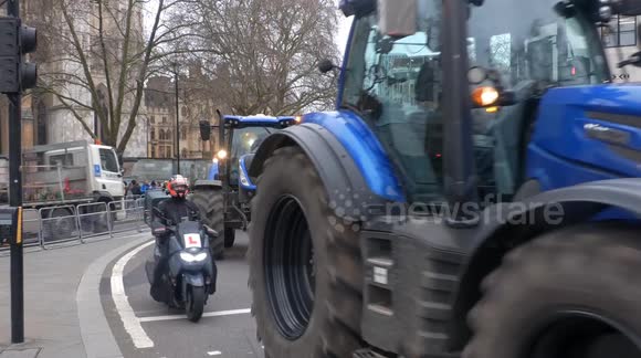 Traffic chaos in Central London as hundreds of tractors take to Parliament Square