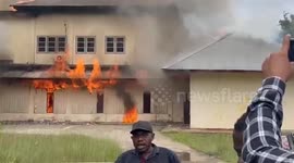 Masses in Papua, Indonesia set fire to civil service offices as a result of the public servants' announcement of disappointment