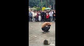 Folk acrobat showcases rare bone shrinking talent in China