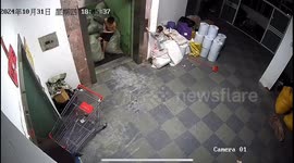 Child interrupts elevator doors multiple times in Guangdong