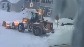 US: Front loader moves snowdrifts in Hamburg