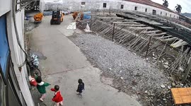 Young heroine commands forklift to stop, saving siblings in China