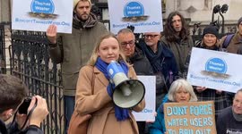 “Privatised water is a legalised scam!” Protesters gather during a hearing on Thames Water bailout at the Royal Courts of Justice in London
