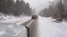 US: Snow and Slush Slow Traffic in Cottonwood Canyons Amid Ongoing Storm
