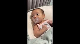 En el video, las gemelas están con chupeta después del baño, luciendo muy adorables.