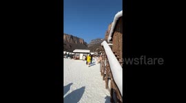 Tourists Criticize Henan's Baoquan Scenic Area for Using Cotton and Sand as Fake Snow