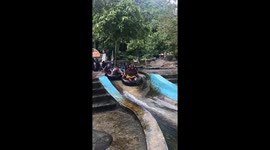 Ketika berwisata di way tebing cepa kecamatan Kalianda kabupaten Lampung Selatan provinsi Lampung seorang ibu terjatuh dari ban pada saat seluncuran