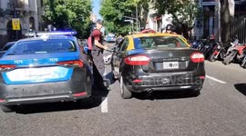 Taxi driver falls asleep at traffic light in Buenos Aires