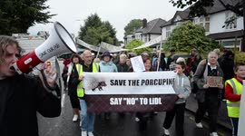 Mottingham residents march in bid to save The Porcupine pub