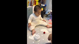 Son successfully guesses ball in game with father in Liaoning, China