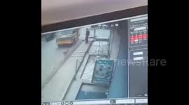 India: Mother got electric shock while boarding child in school bus in Kalaburagi