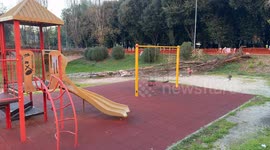 The children's playground in the foreground and behind the bench destroyed by the fallen tree that instantly killed a 45-year-old woman last December 23 in a peripheral area of ​​Rome.