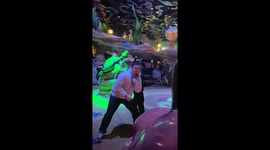 Agile moves: Man's nimble escape from water sprays in China