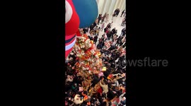 A shopping mall in Taiyuan, Shanxi, experienced a looting of Christmas decorations by customers.
