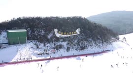 Tourists enjoy winter sports in SW China's mountains