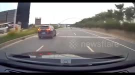 China: A SUV Had a Close Call to Avoid Car Crash