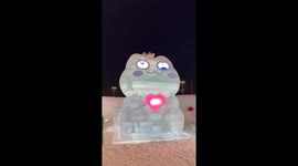 Frog ice sculpture with dynamic eyes amazes in China