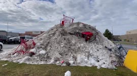US: Shopping Carts Abandoned in Snowbank Spark Outrage in Greece, New York