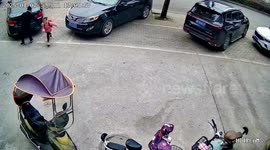 Young girl saved from being hit by car thanks to passerby's quick reactions