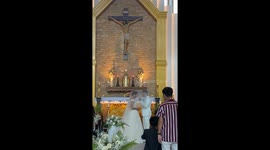 Groom flops 'kiss the bride' moment by ducking under her veil