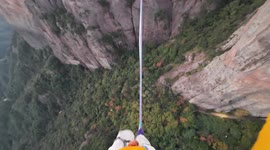 Thrills above the water: High-wire acrobat conquers skyline