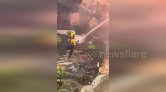 US: Firefighters Battle Flames to Save Homes in Los Angeles County's ...