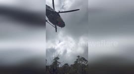 Australia: Heroic Firefighter Rappels from Helicopter to Tackle Hotspots in Hawkesbury Firegrounds
