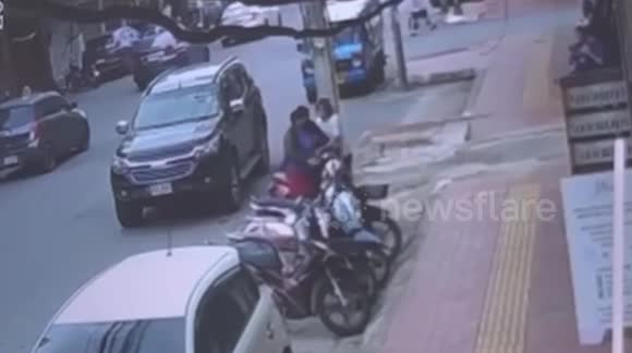 Brave female shopkeeper clings to motorcycle to stop thief escaping - Buy, Sell or Upload Video Content with Newsflare