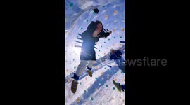 河北狼牙山景区推出创新项目  游客钻进悠波球从高处滚下