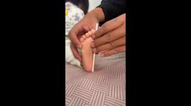 Creative Chinese mom uses straw to measure baby's foot size