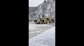 3 gigant wheelloaders to take down 3000 tons of granite