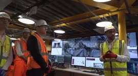 UK: Óscar Puente contemplates the magnitude of the Silvertown tunnel while taking a cable car tour